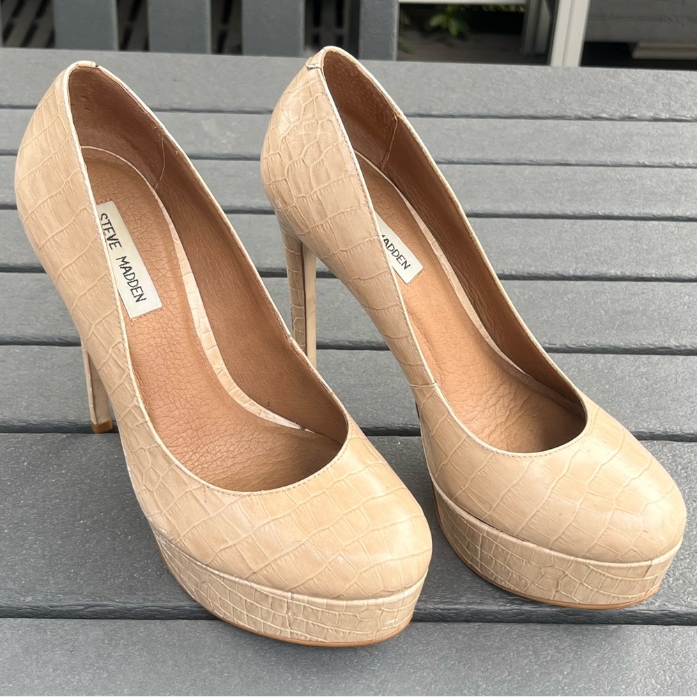 Steve Madden; Croc-Style Embossed; Beige Leather; Size 9.5M; 6in Platform Heels